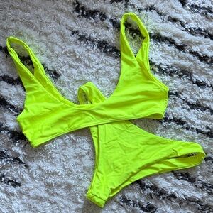 ZAFUL Neon Yellow Women's Bikini Set - Sporty Scoop Top & High-Cut Bottom